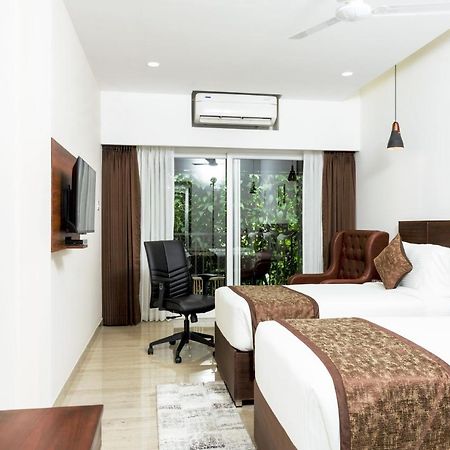The Runway Hotel Kochi Extérieur photo