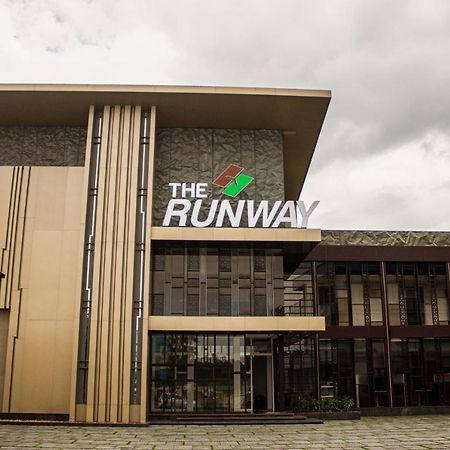 The Runway Hotel Kochi Extérieur photo