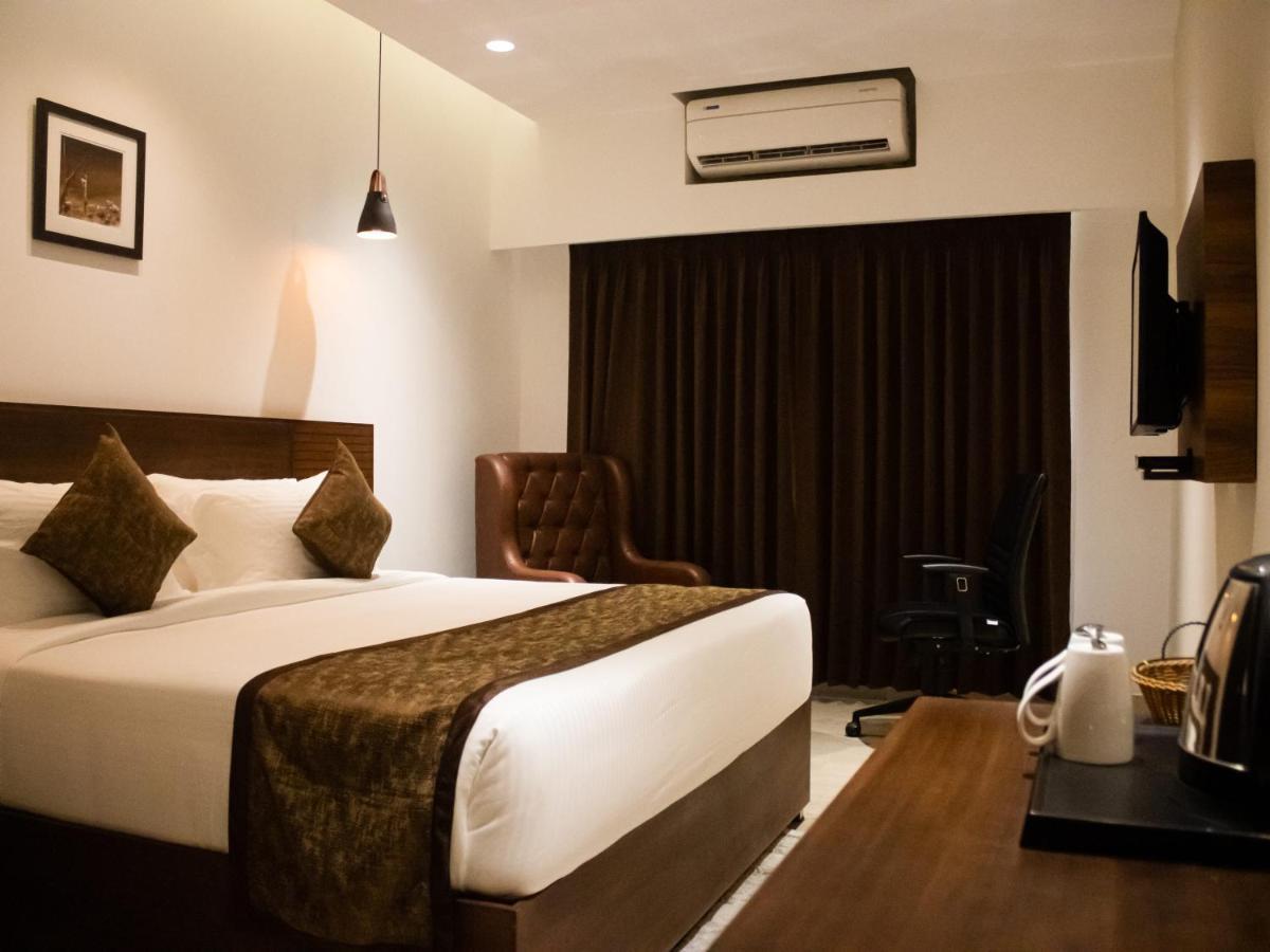 The Runway Hotel Kochi Extérieur photo