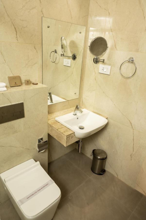 The Runway Hotel Kochi Extérieur photo