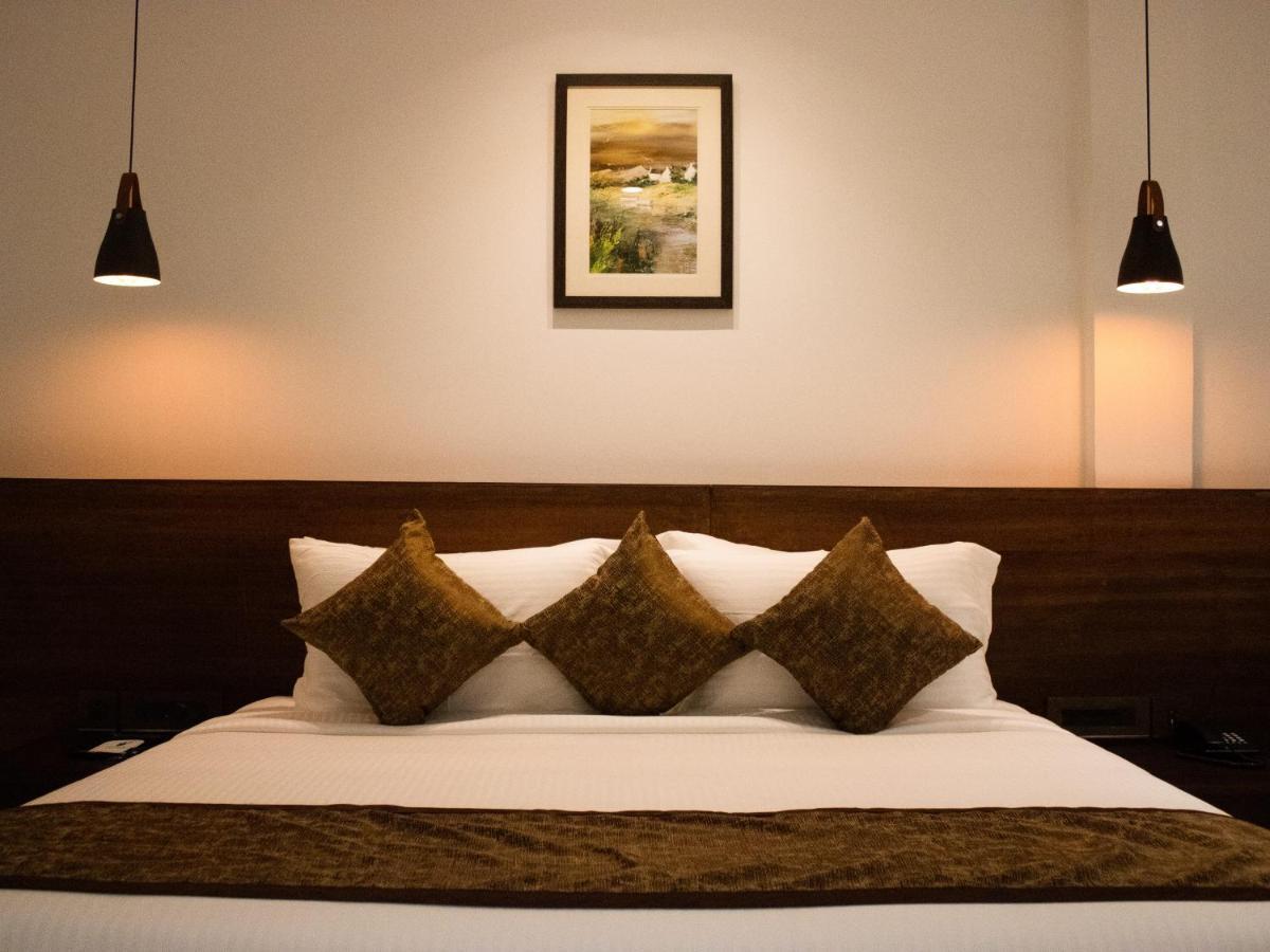 The Runway Hotel Kochi Extérieur photo
