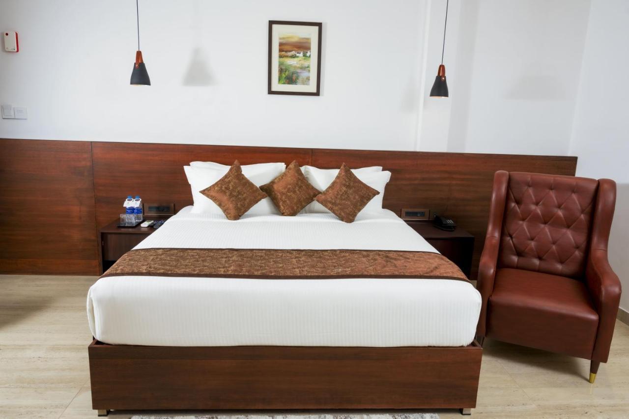 The Runway Hotel Kochi Extérieur photo
