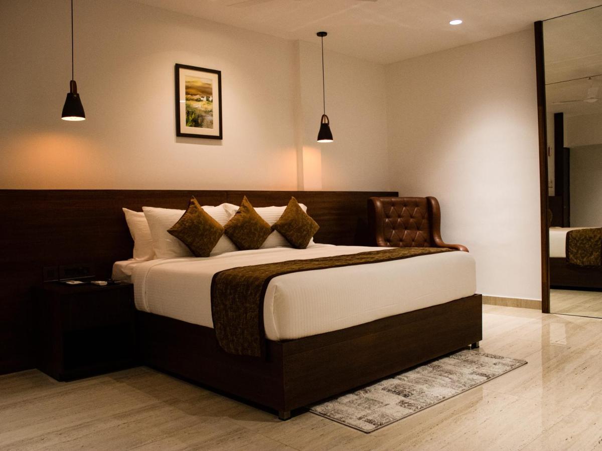 The Runway Hotel Kochi Extérieur photo