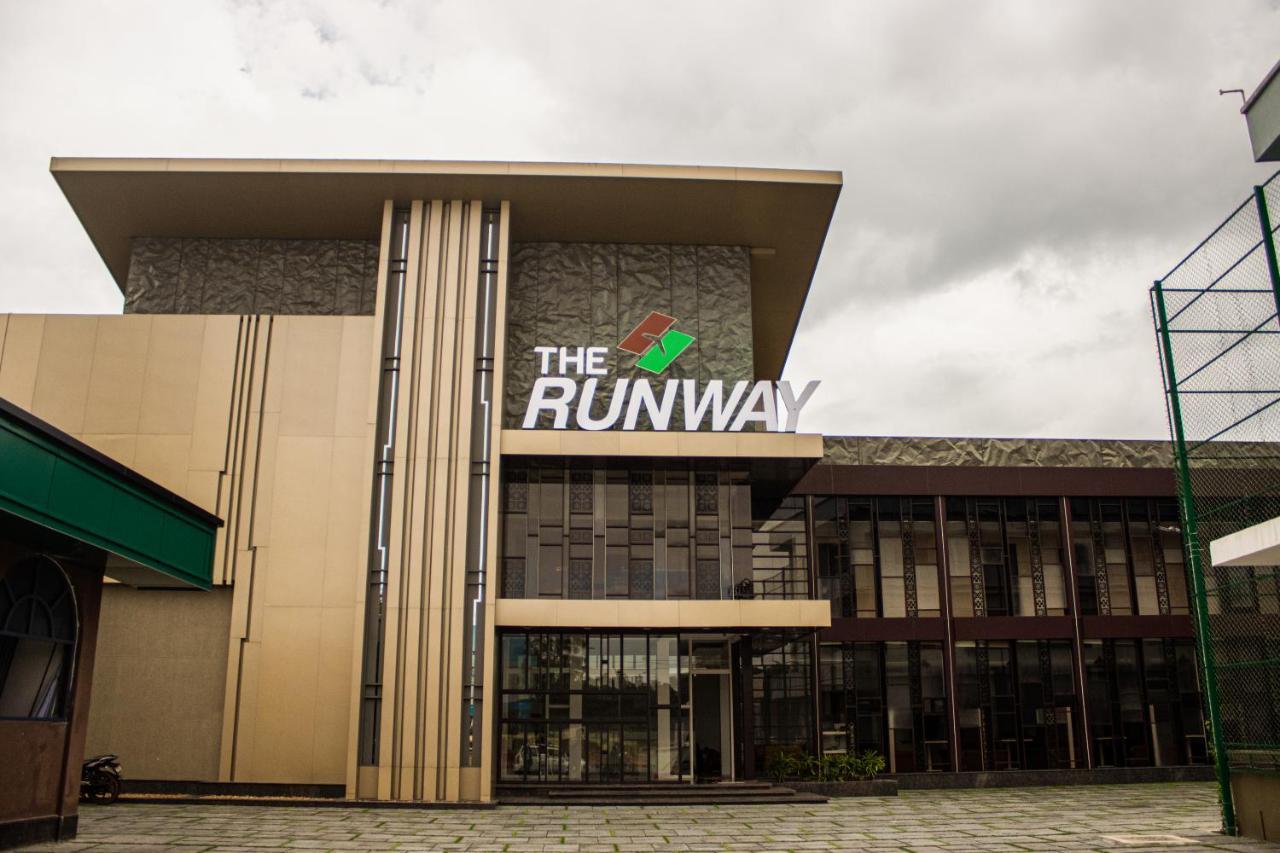 The Runway Hotel Kochi Extérieur photo